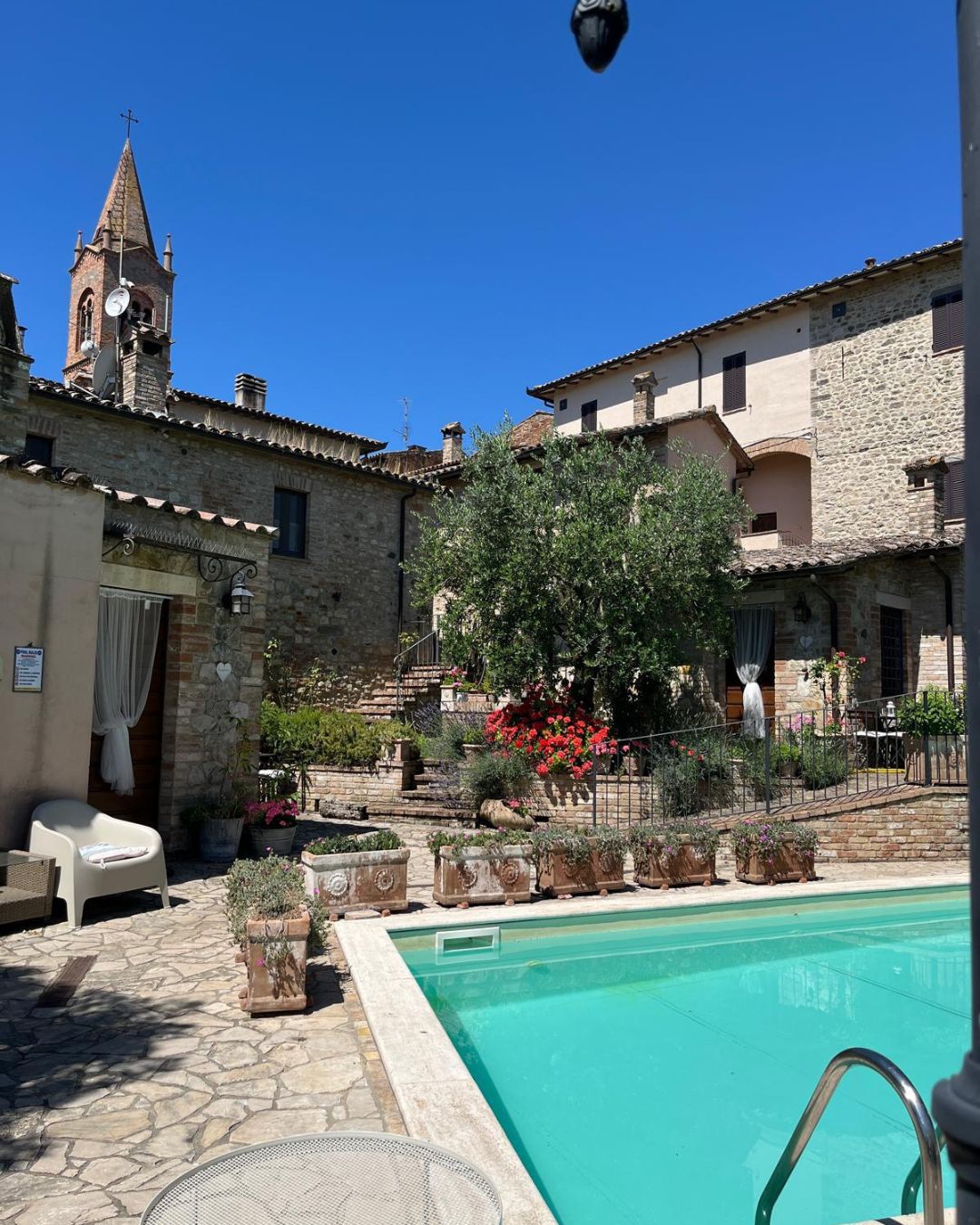 Corte e piscina panoramica di BorgoCuore