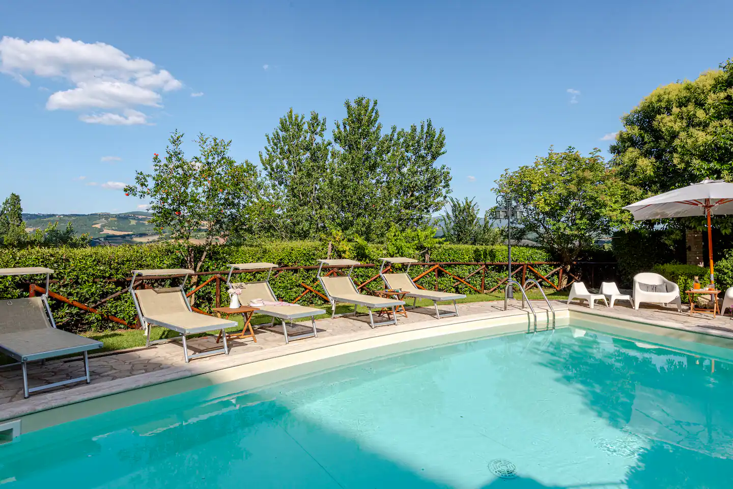 Piscina panoramica e spazi esterni di BorgoCuore